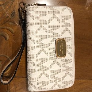 Micheal Kors wristlet